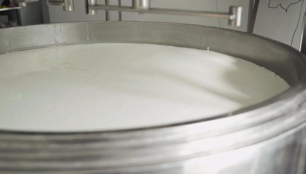 SuperArt — endüstriyel üretimde beyaz boya haznesi